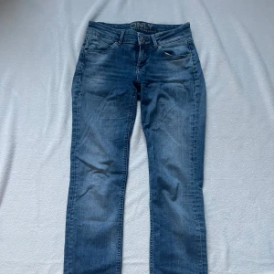 Blå jeans från ONLY - Skitsnygga lågmidjade jeans från only. Passformen är rak/slim. Storlek 27/34. Bra skick! 💕
