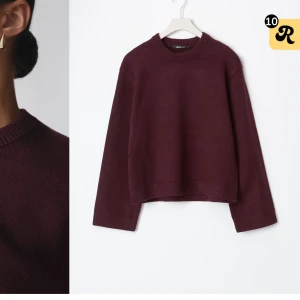 Vinröd tröja från Gina Tricot  - Säljer en stilren vinröd tröja från Gina .Tröjan är helt slutsålt på hemsidan. Den är i en mjuk och bekväm kvalitet.