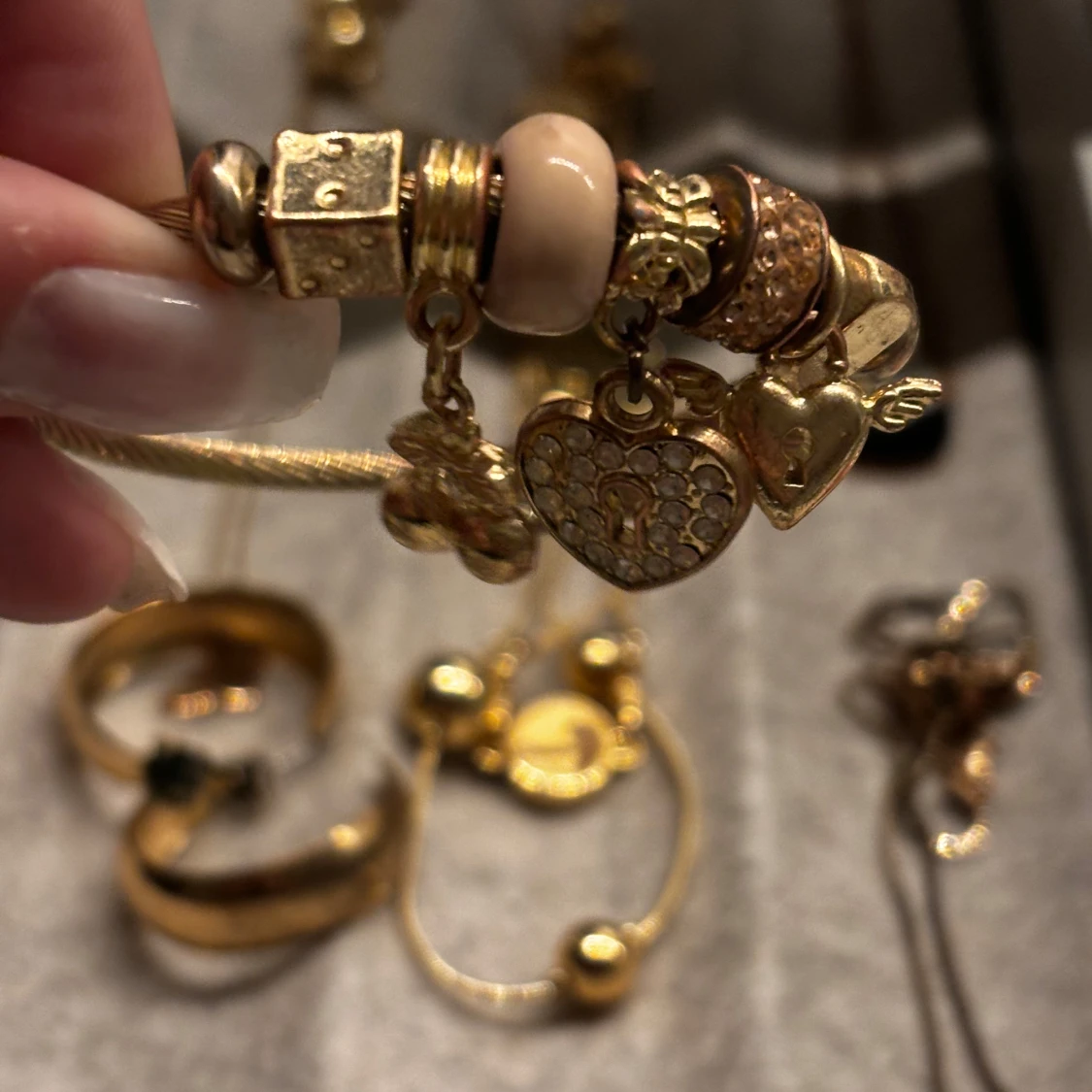 Guldarmband med berlocker - 90