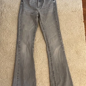 Gråa bootcut low waist jeans  - Ett par jätte fina jeans som inte passar längre💞