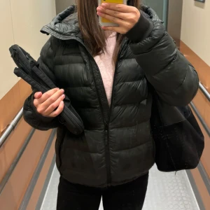 Grön peak jacka - Grön jacka från peak performance. Köpt förra året och nästan inga tecken på användning. 