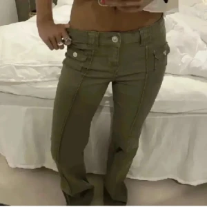 Gröna jeans hm - Snygga i bra skick, säljer då de är för stora för mig! Men skulle säga att de passar en 38 då de är små i storleken