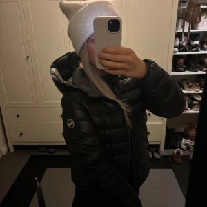 Svart dunjacka från Colmar - Säljer en snygg svart dunjacka från Colmar. Äkthetsbevis finns och inga defekter, storlek 46 vilket passar mig som brukar ha XS-S. svart med grå insida. 🥰🥰