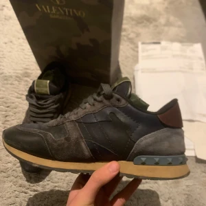 Valentino Rockrunner sneakers - Snygga Valentino Rockrunner sneakers i en mix av grått och blått med kamouflagedetaljer.  De är i skicket 9/10 , kommer med kvitto och box. Hör av er vid frågor eller funderingar👍