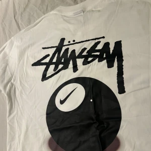 HELT NY Stussy Tshirt Nike 8 Ball Vit White  - Absolut Helt Ny! (Med etikett dessutom)  Stussy T shirt storlek L.  Riktigt bra kvalitet, med hög kvalitet print bakom.  Skriv vid frågor eller funderingar!!  Först till kvarn såklart! ;