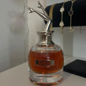 Scandal parfym - Säljer denna Scandal eau de parfum från Jean Paul Gaultier, 50ml🩷