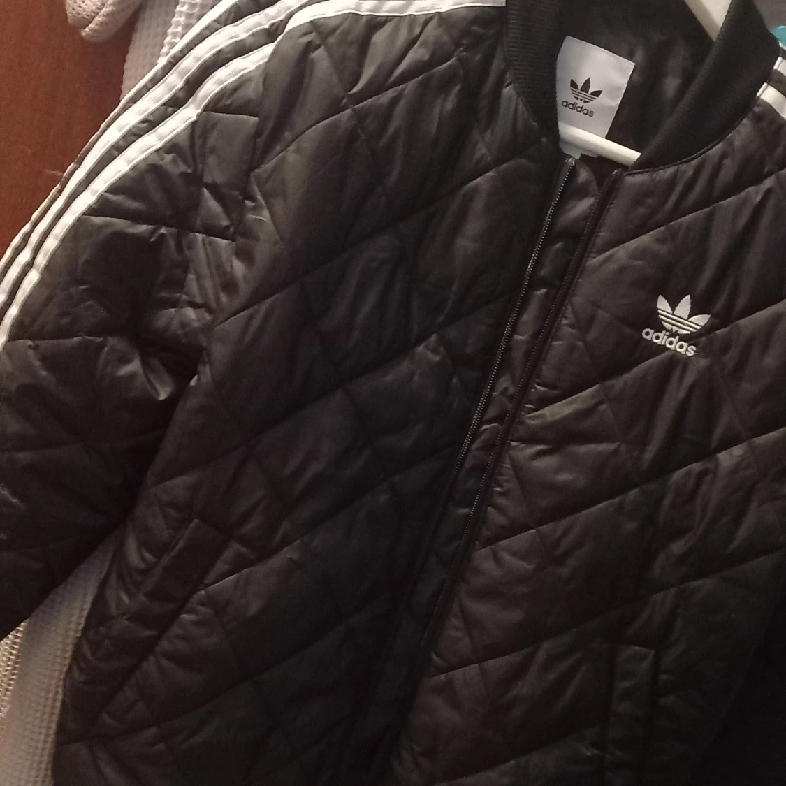 Svart quiltad bomberjacka från Adidas - 92