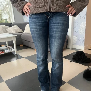 Tommy hilfiger jeans - jätte fina jeans som säljer för dom är försmå inga defekter skriv för fler frågor💕 måtten 40 cm rakt över midjan 77 innerbenslängd (inte mina bilder) 