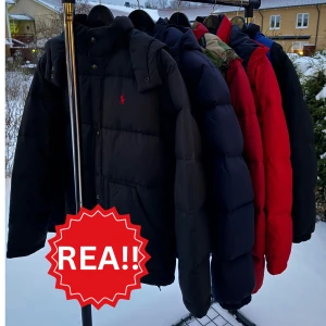 Ralph lauren jackor - Hej gott folk! Jag har nu rea på alla Ralph lauren jackor som ligger ute, så om du inte har hittat din jacka än eller vill ge något fint till någon nära så har du kommit rätt!🤗 | Hör av dig vid minsta fundering och pris kan möjligtvis diskuteras, men på grund av rabatterna så är priserna redan prima!🙌🏼 | Kan även självklart mötas upp i stockholm vid köp om det skulle behövas!😊