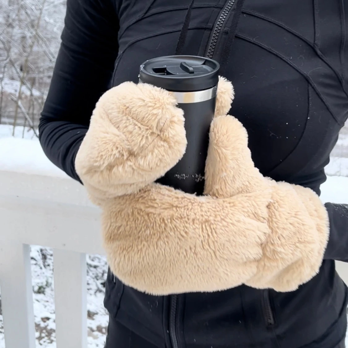 Beigea fluffiga vantar