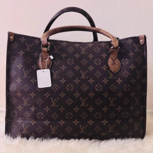 Väska - Stor väska 40x32. Tvåfärgad. Med axelband. Helt ny.