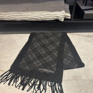 Burbbery scarf  - |Säljer nu denna snygga burbbery scarf|Den är i bra skick och helhetsintrycket är fint|Vid eventuella frågor är du välkommen att kontakta oss i pm|