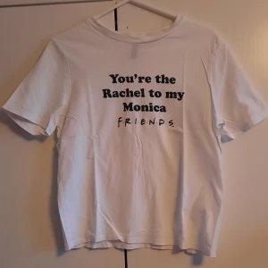 Vit Friends T-shirt  - En vit friends T-shirt från HM. Storleken är xs men eftersom den är lite oversized lär den även passa s. Väldigt bra skick då den inte kommit till så mycket användning. Väcken är från att den legat vikt länge men de lär gå bort om man tvättat eller stryker den!. Bara att skriva om du har några frågor. :)