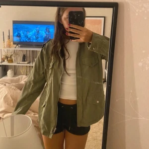 Jacka - Säljer denna superfina och trendiga gröna jackan då den inte kommer till användning längre. Den är i storlek L men passar mig som brukar ha S-M