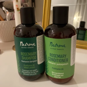Rosemary Shampoo och Conditioner från Nurme - Set med rosmarinschampo och balsam från Nurme. Schampot innehåller Provitamin B5 och vetegroddar för att stärka håret och motverka mjäll. Balsamet är rikt på rosmarinolja och ger näring och fukt till torrt och skadat hår. Perfekt för att främja hårväxt och lugna irriterad hårbotten. Säljer då jag råka köpa flera par, aldrig använda