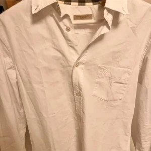 Vit skjorta från Burberry tar byten✨ - Jätte Snygg vit skjorta från Burberry Brit in  köpt från Sicuro fashion. Tar endast byten men säljer också vid bra pris✨