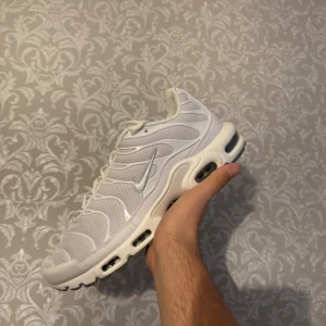 Nike Air Max Plus TN Vit EU46 - Nike Air Max Plus TN Vit EU46, skorna är helt nya! Kvitto finns! För mer info kontakta mig!