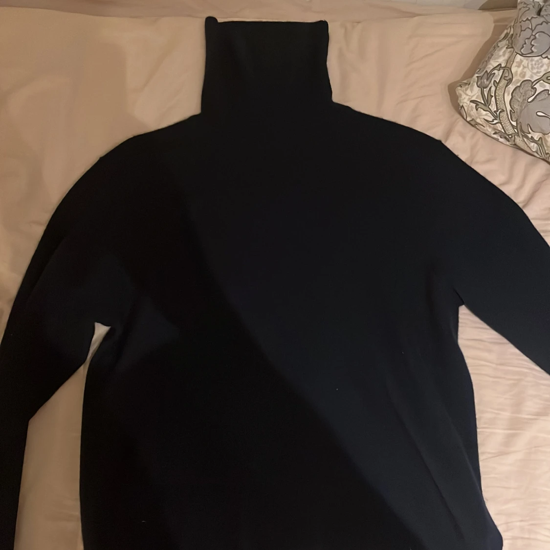 Mörk blå cashmire turtel neck tröja från Uniqlo - 92