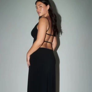 Gina tricot top - Säljer denna gina tricot topen med öppen rygg som är slutsåld överallt. Storlek XS, säljer för 300kr. HELT NYTT SKICK, aldrig använt.