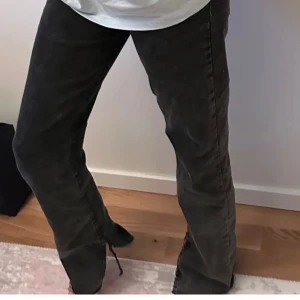 Gråa slits jeans - Passar inte mig för jag köpte fel storlek tyvärr. Nyskick och jätte fina, Passa på nu när det är gratis frakt(:🫶v
