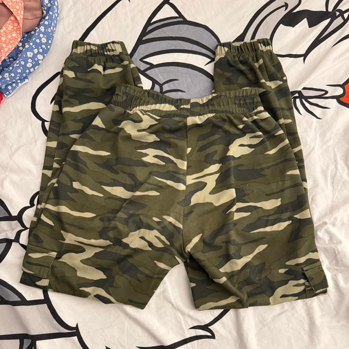 Kamouflagefärgade byxor - 90