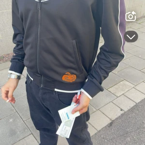 Off white turtle neck  - Köpt NK i Göteborg i somras för 5500. Andvänd cirka 10 gånger å tvättad 3-4 gånger Max  Skick 9,510