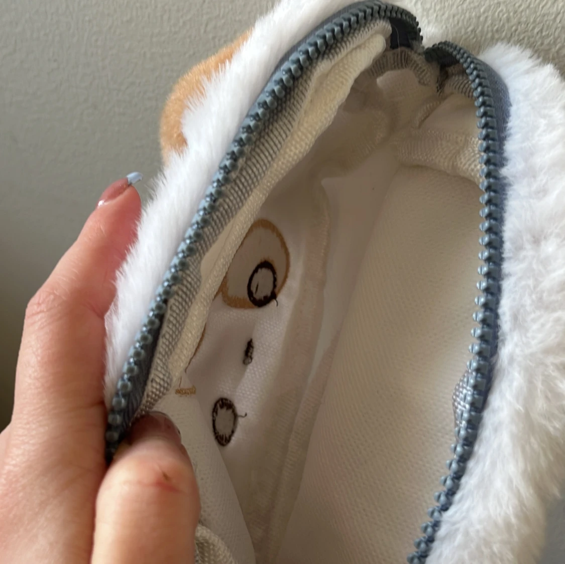 Vit pälsig plånbok med hundmotiv - 92