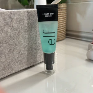 e.l.f. Power Grip Primer - Säljer en e.l.f. Power Grip Primer i en smidig tub med pump. Primern har en ljusblå färg och ger en klibbig yta för att sminket ska sitta bättre och längre. Perfekt för att skapa en jämn bas. Använd fåtal gånger mycket kvar 