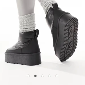 Svarta boots med platåsula ASOS Oanvänd-Nyskick  - Snygga svarta boots med hög platåsula. Hålet du stopper ner foten i är lite tajt, köpa från ASOS, de är helt oanvända.