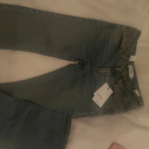 Blå jeans från Unmarked - Snygga blå jeans från junkyard som aldrig är testade eller använda då det var för sent att lämna tillbaka! De är lågmidjade med en bootcut, dessa finns på hemsidan om man vill se bild med de på men ja säljer mina billigare🩷