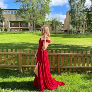 Röd balklänning med slits - Off shoulder röd balklänning med slits i benet. Använd 1 gång 🤍storlek 34 (tror jag) men passar mig som oftast har S och är 170. Köpt för 1999!