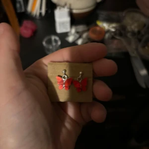 Röda fjärilsörhängen - Snygga röda fjärilsformade örhängen med silverdetaljer. Perfekta för att ge en färgklick till din outfit. 🦋