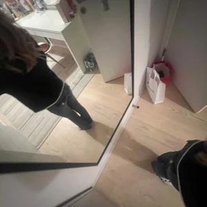 Ljusblåa jeans från h&m - Ljusblåa jeans långmidjade och bootcut, perfekt till vädret nu och passar perfekt. Storlek 146-152