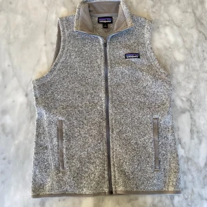 PATAGONIA väst  - Skick: 9,5/10. Västen är endast testad och är i nyskick. 