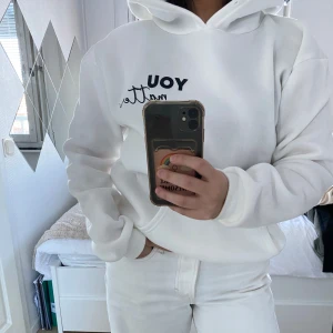Vit hoodie med text - Säljer en vit hoodie med texten 'YOU matter' på framsidan och ett inspirerande meddelande på baksidan. Perfekt för en avslappnad stil med en positiv touch.