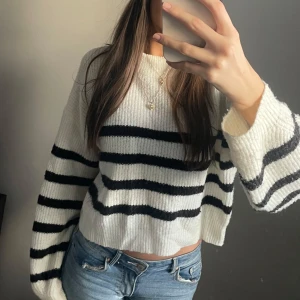 Randig stickad tröja - Säljer en snygg randig tröja i svart och vit. Tröjan är ribbad och ger en skön känsla. Passar utmärkt till jeans eller kjol.