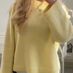 Gul stickad tröja - Mysig gul stickad tröja med rund hals och långa ärmar. I strl M och har bara används ett fåtal gånger. Jättebra skick!❤️❤️