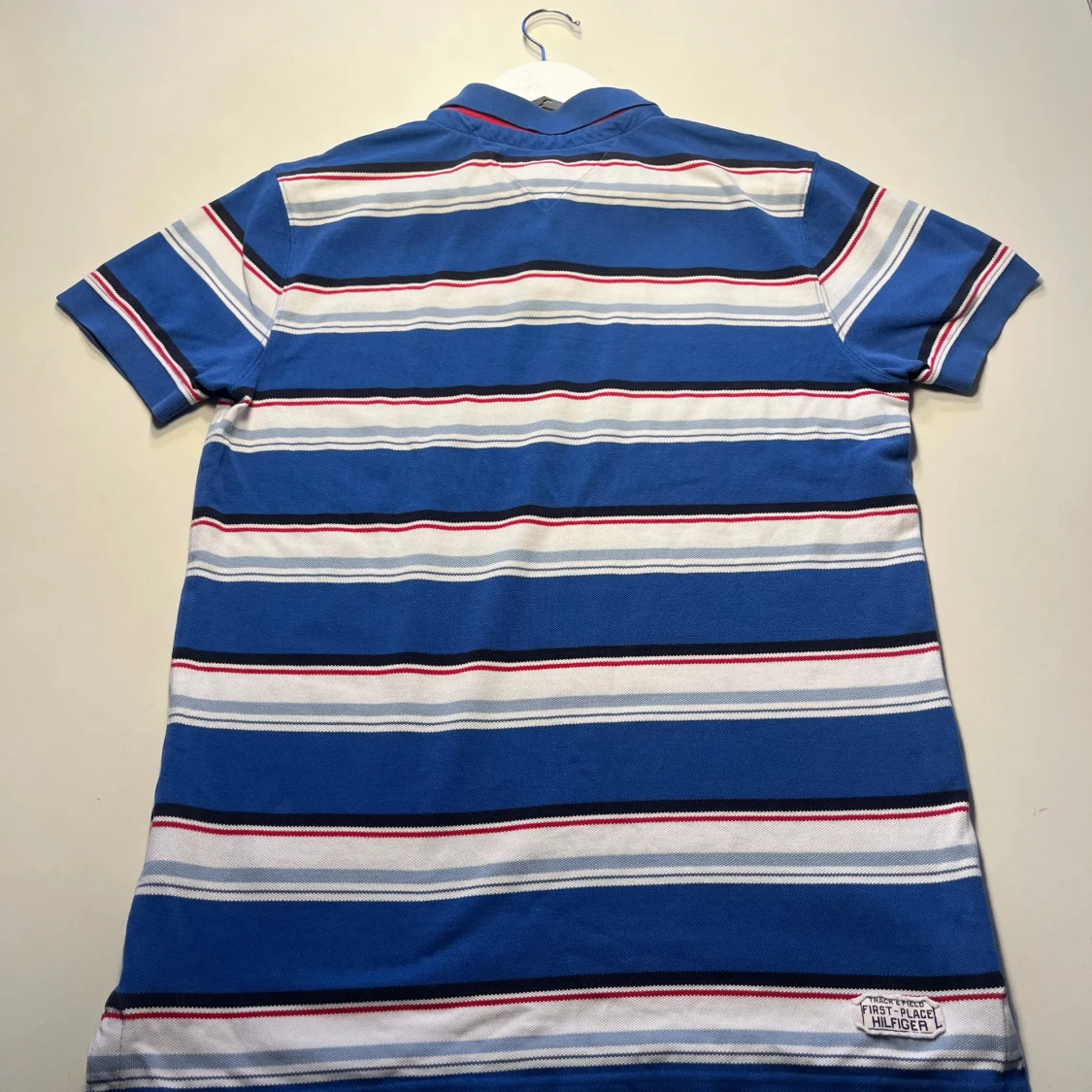 Blå och vit randig pikétröja från Tommy Hilfiger - 92