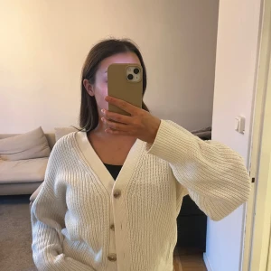 Vit stickad kofta - Säljer en söt vit stickad kofta med knappar framtill, den är i bra skick! 