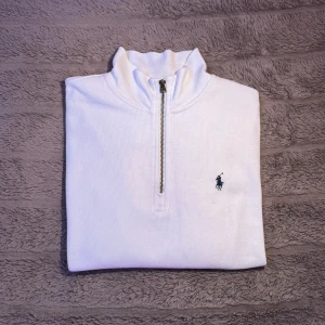 Polo halfzip - En fin halv zip från Polo Ralph Lauren i bra skick. Storlek S.