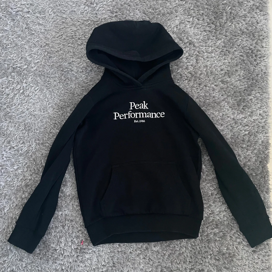 Svart hoodie från Peak Performance