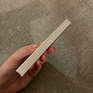 CAIA Duo Eye Pencil Holiday Glam Edition  - Vattenfast, dubbelsidig ögonpenna med ny formula och nya nyanser. Självklart oöppnad i obruten förpackning och oanvänd!