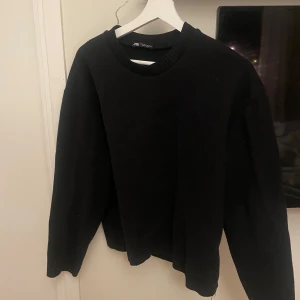 Svart tröja från Zara - Säljer en svart tröja från Zara med rund hals och långa ärmar. Perfekt tröja för bra pris, säljer pga för liten. Passar bra till allt. Knappt använd. 