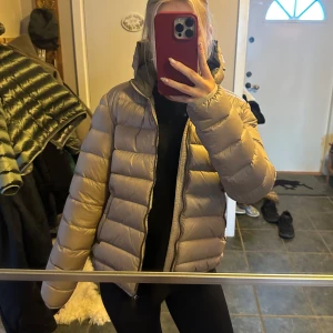 Colmar jacka - Colmar jacka i en så fin beige färg som är lite skimrig. Storlek 46 i IT storlek men motsvarar S enligt mig då de är små i storlek! Den är i super fint skick🩷