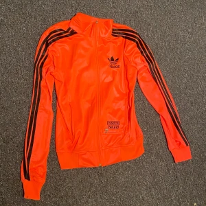 Vintage adidas ziptröja - Asfet orange/rosa vintage adidas ziptröja 🔥🔥står L men passar mer som s (väldigt liten i storleken) 🗣️den är gammal men inte några stora besvär 😝