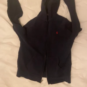 Mörkblå hoodie från Ralph Lauren - Säljer Ralph lauren zip för vill ha pengar. Ba äkta och fräsch.