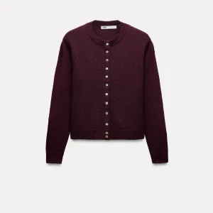 Kofta - Säljer denna sjukt snygga kofta som har en så himla fin vinröd färg då den inte längre kommer till användning, skicket är som ny och hittar inga andra defekter, kan tänka mig att gå ner i pris vid snabbt köp❤️