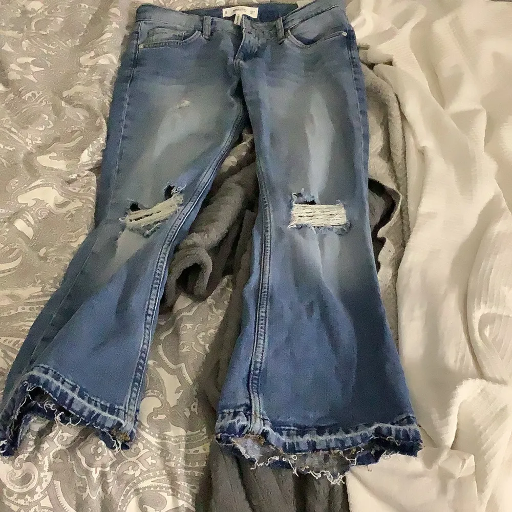 Jätte Snygga blå lågmidjade bootcut jeans från Mango. Köpte på Plick och säljer då dem var för korta på mig som är ca 163💞. Farkut & Housut.