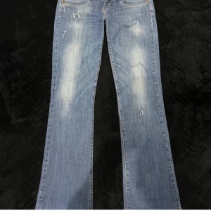 Blå jeans med slitningar - Säljer ett par snygga blå jeans med slitningar och låg midja från ltb i väldigt fint skick❤️