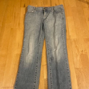 Blå jeans från Miss Sixty - Snygga grå jeans från Miss Sixty med en klassisk femficksdesign. De har en lågmidjad passform och raka ben. Perfekta för en avslappnad stil.